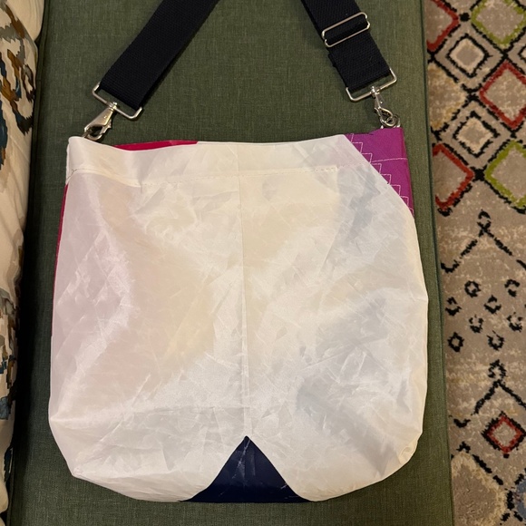 F2 Sail Crossbody Courier Bag - Picture 3 of 10
